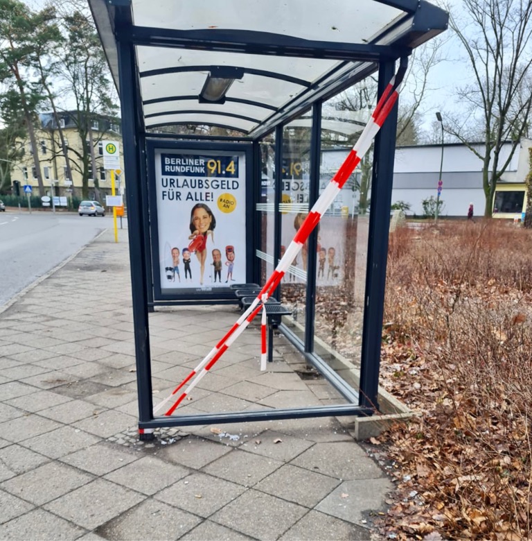Zerstörtes Wartehäuschen am Falkenplatz in Konradshöhe