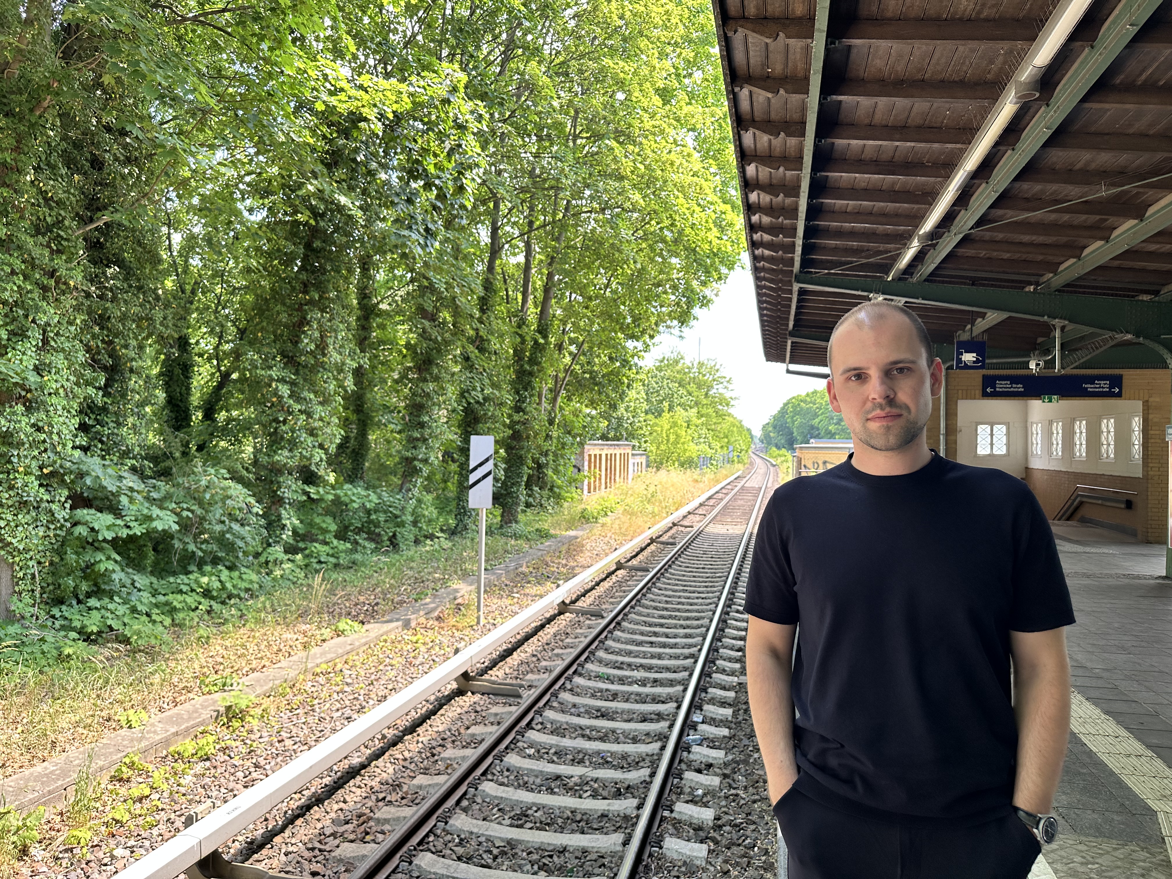  Marvin Schulz am S-Bahnhof Hermsdorf, wo die neue Radschnellroute entstehen soll